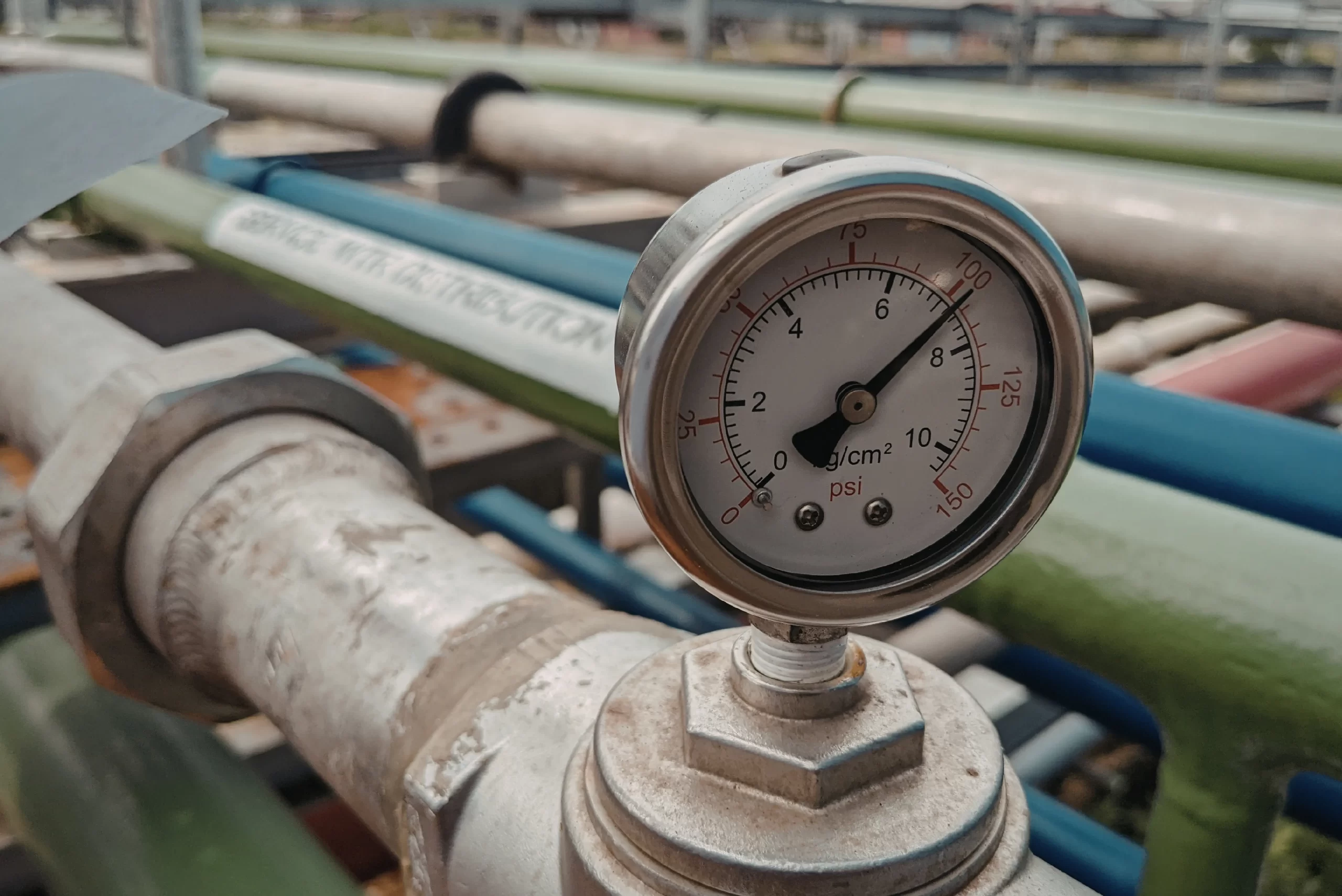 tubulação em indústria marcando temperatura alta